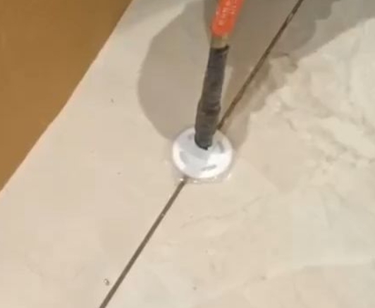 孝感瓷砖空鼓维修公司专业解答瓷砖在铺贴过程中，如果没有涂抹均匀到位的粘结材料（如水泥砂浆或瓷砖胶），可能会导致以下问题